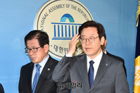 [포토] 정론관 떠나는 이재명 경기지사 예비후보