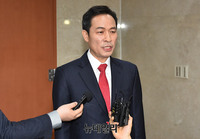 [포토] 기자들의 질문에 답하는 우상호 서울시장 예비후보