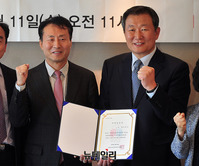 [포토] 경기교육감 추대인증서 받은 임해규 전 의원