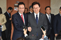 [포토] 악수 나누는 우상호-이재명