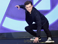 [포토] 스파이더맨 포즈 취하는 톰 홀랜드