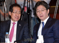 [포토] 대화 나누는 홍준표-유승민