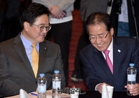 [포토] 대화 나누는 홍준표-우원식