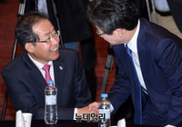 [포토] 악수 나누는 홍준표-유승민