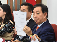 [포토] 김기식 금감원장 관련 발언하는 김성태 원내대표