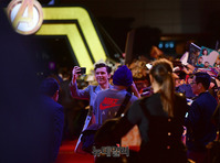 [포토] 팬들 환호에 신난 톰 홀랜드