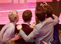 [포토] 한국팬들과 기념촬영하는 어벤져스