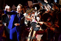 [포토] 기념촬영하는 톰 히들스턴