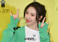 [포토] 캐릭터 매장 찾은 선미 "오픈 축하해요"