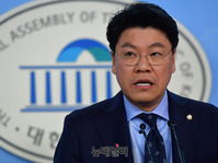 [포토] 文대통령-홍준표 대표, 회동관련 브리핑하는 장제원