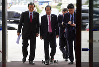 [포토] 문재인 대통령과 독대 마치고 국회 들어서는 홍준표