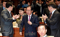 [포토] 영수회담 마치고 의총장으로 들어서는 홍준표 대표