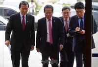 [포토] 文대통령 독대 직후 국회 들어서는 홍준표 대표