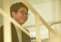 [포토] 남북청년 토론회 지켜보는 지성호 NAUH 대표