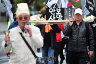 [포토] 광화문광장에 등장한 '안보사망-언론사망' 상여