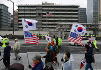 [포토] 미국대사관 지나가는 태극기와 성조기