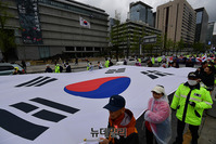 [포토] 한미동맹 강화 주장하며 등장한 대형태극기