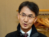 [포토] 이사회 앞서 대화나누는 정필모 KBS 부사장 후보