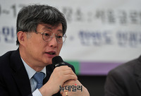 [포토] 정부 개헌안의 내용과 문제점 발표하는 장영수 교수