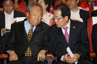 [포토] 대화 나누는 홍준표-박관용