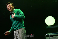 [포토] 휠체어 탄 남편 역 맡은 배우 정찬훈