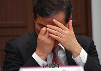 [포토] 북한인권 토론회서 눈물 훔치는 김영호 교수