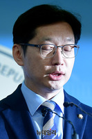 [포토] 출마 기자회견 갖는 김경수