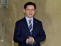 [포토] 웃는 얼굴로 정론관 향하는 김경수 의원