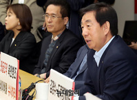 [포토] 한성숙 네이버 대표에게 항의 하는 김성태