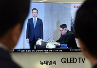 [포토] 방명록 남기는 김정은 바라보는 시민들