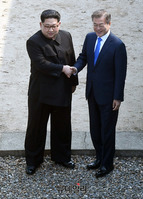 [포토] 악수나누는 문재인-김정은
