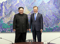 [포토] '상팔담에서 본 금강산' 앞에서 기념촬영하는 문재인-김정은