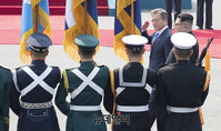 [포토] 국군의장대 사열하는 문재인-김정은