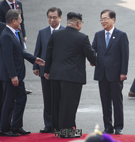 [포토] 우리나라 수행원들과 악수하는 북한 김정은