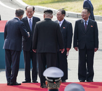 [포토] 북한 수행원과 악수하는 문재인 대통령