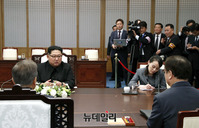 [포토] 남북정상회담하는 문재인-김정은