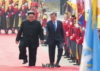 [포토] 공식환영식서 계단오르는 김정은