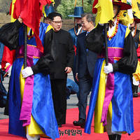 [포토] 전통의장대 호위받으며 공식환영장으로 이동하는 남북정상