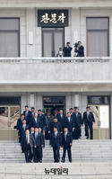 [포토] 북측 통일각 계단 내려오는 김정은 