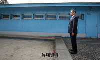 [포토] 군사분계선 앞에서 김정은 기다리는 文대통령