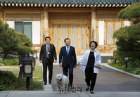 [포토] 청와대 관저 나서는 문재인 대통령