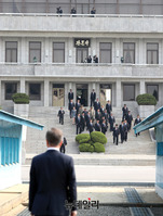 [포토] 김정은 기다리는 문재인 대통령