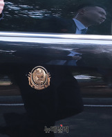 [포토] 김정은 차량에 붙어있는 국무위원장 마크