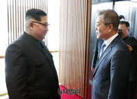 [포토] 오전회담 직후 대화나누는 문재인-김정은