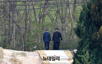 [포토] 김정은과 산책하며 대화나누는 문재인 대통령