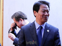 [포토] 판문점선언 직후 눈물 훔치는 서훈 국정원장