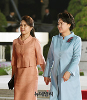 [포토] 손잡고 걷는 김정숙-리설주