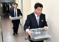 [포토] 냉면사리 옮기는 북한 수행원들