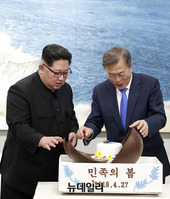 [포토] 디저트로 나온 민족의봄 살펴보는 남북정상