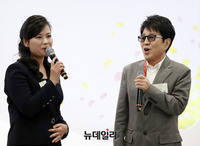 [포토] 함께 노래하는 조용필-현송월